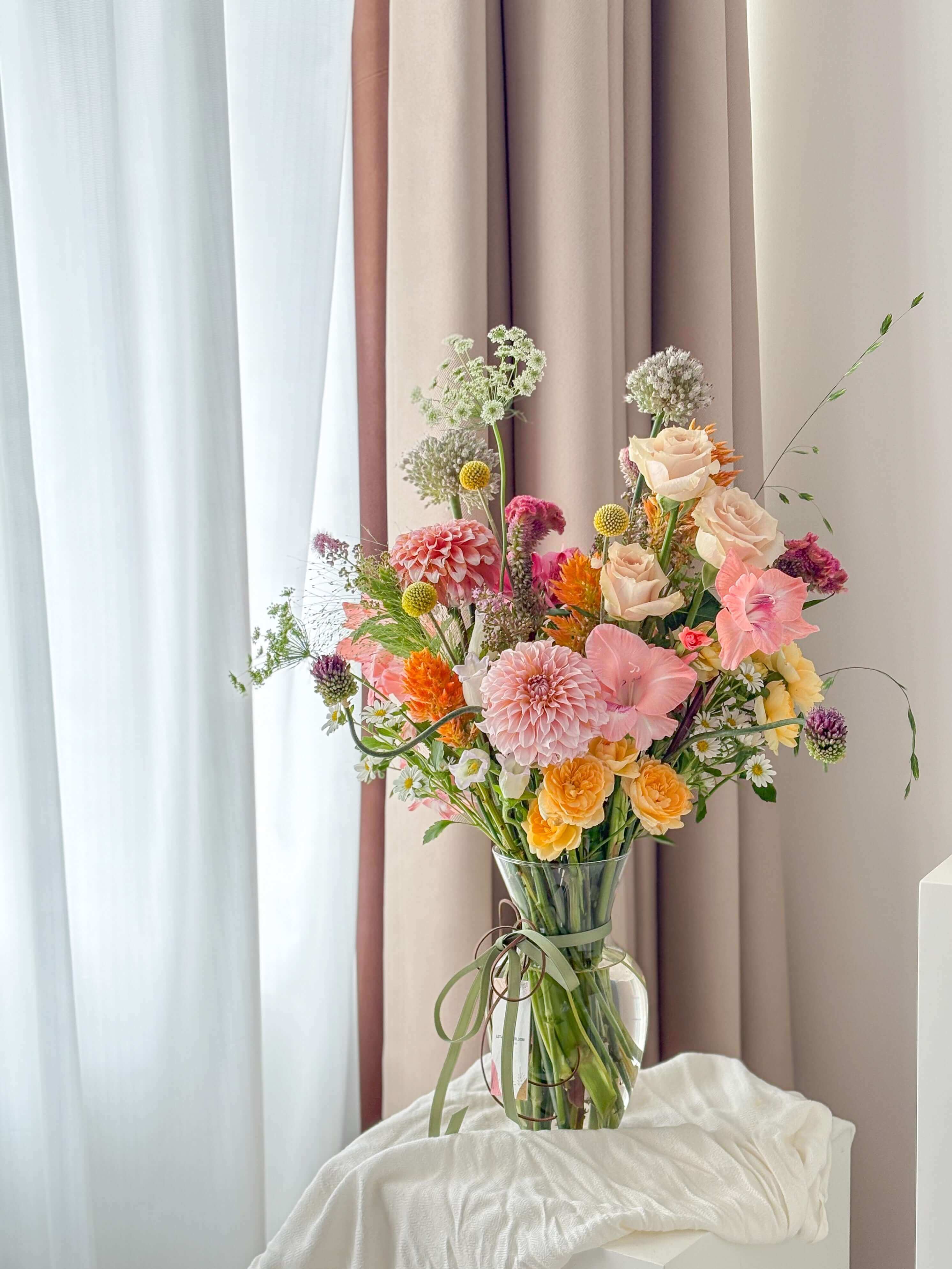香港花藝課程課室，Let Hope Bloom Florist導師正在教授學生插花技巧，桌上擺滿鮮花花材。